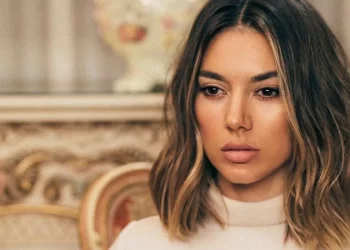 Elvana Gjatën bën video me lopë me mbishkrimin ‘Me shoqe’, ndjekësitë e kryqëzojnë, “Sa mall ke pi?” (VIDEO)