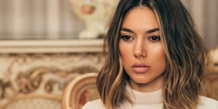 Elvana Gjatën bën video me lopë me mbishkrimin ‘Me shoqe’, ndjekësitë e kryqëzojnë, “Sa mall ke pi?” (VIDEO)