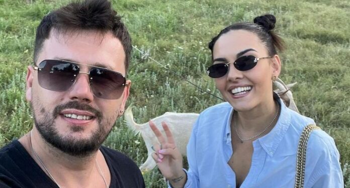 Melvani kombinohet në veshje me të dashurën, sjellin foton më të bukur bashkë