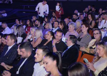 Fotot nga paparaci/ Ja me kë zgjodhi ta shikonte filmin Arbana Osmani