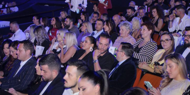 Fotot nga paparaci/ Ja me kë zgjodhi ta shikonte filmin Arbana Osmani