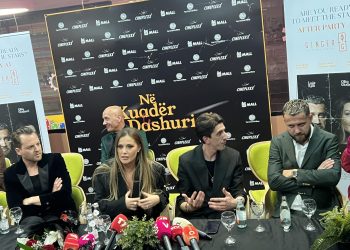 “Pse nuk jeni ulur afër”, gazetarët i ngacmojnë pak Luiz Ejllin dhe Olta Gixharin