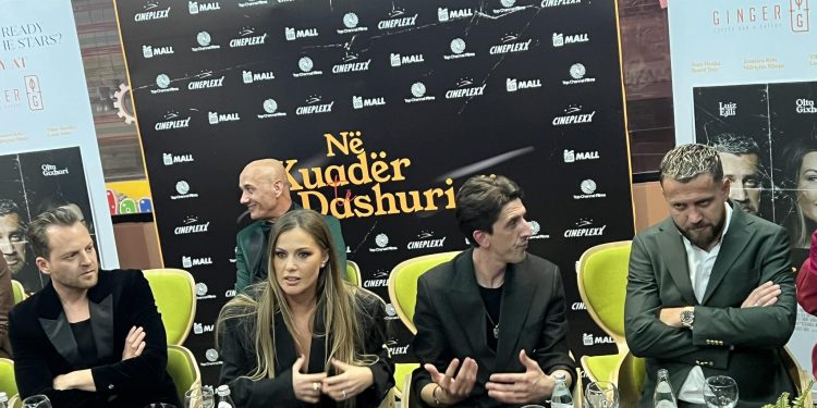 “Pse nuk jeni ulur afër”, gazetarët i ngacmojnë pak Luiz Ejllin dhe Olta Gixharin