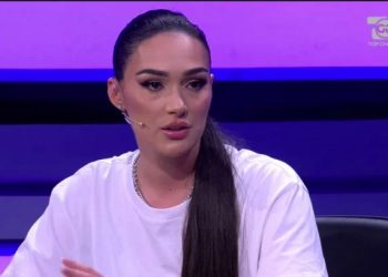 ‘Po shkalloj…’/ Klea Hutës i ndodh e papritura, si e zgjidhi?