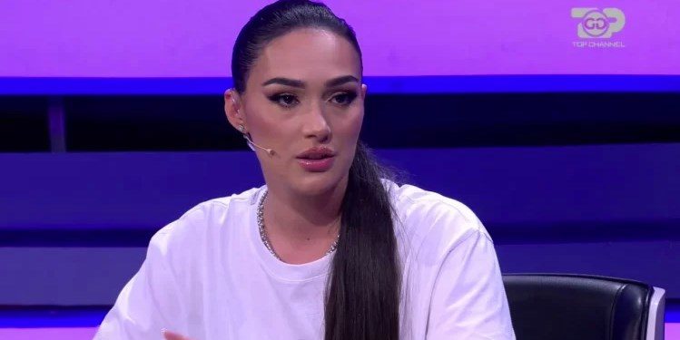 ‘Po shkalloj…’/ Klea Hutës i ndodh e papritura, si e zgjidhi?