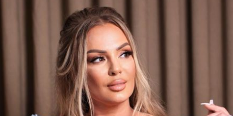 Violeta e ka tepruar me operacione plastike në fytyrë, mezi po i mbanë sytë hapur nga ndërhyrjet