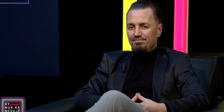 Shikoni çfarë bën Blero në shtrat me të dashurën e re