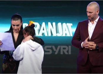 Rasti tronditës: 26-vjeçarja shfaqet te ‘Piranjat’ me një letër ku rrëfen për situatën e rëndë