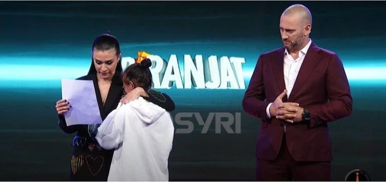 Rasti tronditës: 26-vjeçarja shfaqet te ‘Piranjat’ me një letër ku rrëfen për situatën e rëndë