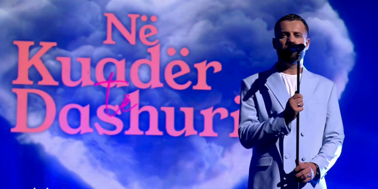 Luiz Ejlli emocionon me performancën e kolonës zanore të filmit “Në kuadër të dashurisë” në skenën e “DWTS” (Video)