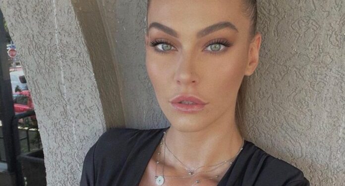 Gresa shfaqet vet e dyta! A është ky i dashuri i ri?