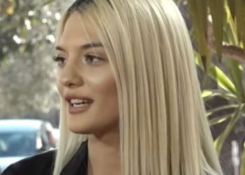 Veshja e guximshme e Ina Kollçaku, nxjerr gjoksin në tapetin e kuq