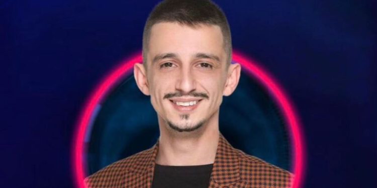 Gani Gërmia e “kallë” lojën, puth Albën