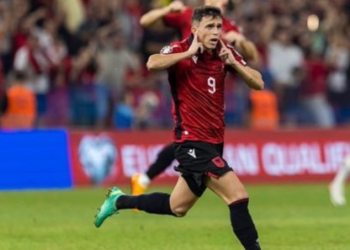 Jasir Asani fotografohet në prani të këngëtares së famshme shqiptare (FOTO)