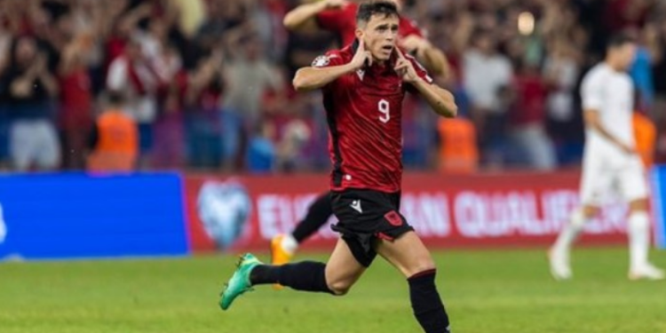 Jasir Asani fotografohet në prani të këngëtares së famshme shqiptare (FOTO)