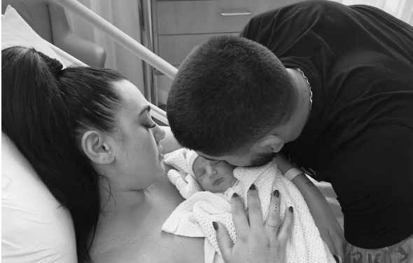 Njomza dhe Rinori bëhen prindër për herë të parë, zbulojnë emrin e vajzës