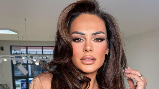 Xhuli shfaqet e veshur e tëra në të bardha, i paska shumë hije që të bëhet nuse