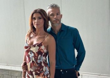 “Faleminderit që më do, edhe pse t’i prish rrobat në lavatriçe”, Aulona Musta bën dedikimin e rrallë për bashkëshortin