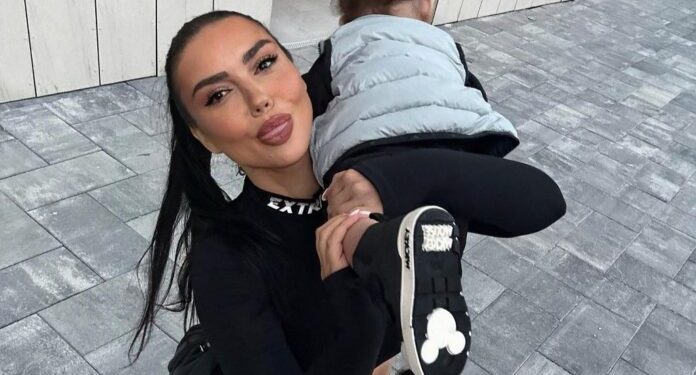 Enxhi po bëhet nënë për herë të dytë dhe e fsheh barkun në mënyrën më të lezetshme të mundshme