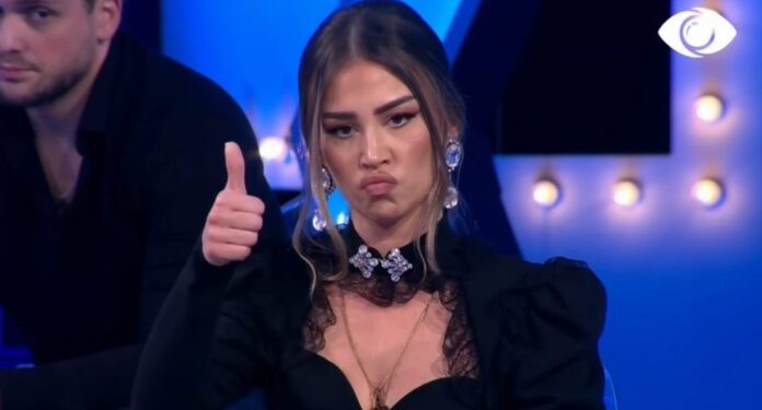 Thuajse u “vranë” në BBVA, nuk do ta besoni kush është përkrah Kiara Titos në Fan Club.