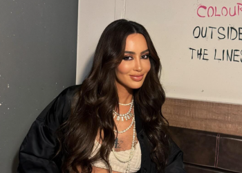 Ndodh edhe kjo! Dafina Zeqiri i lejon fansat t’ia prekin të pasmet në koncert!