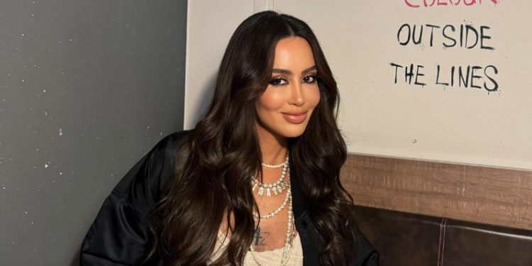 Ndodh edhe kjo! Dafina Zeqiri i lejon fansat t’ia prekin të pasmet në koncert!