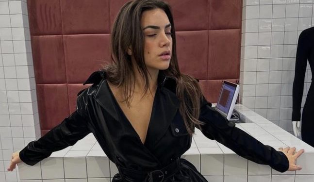 ‘Shko merr atë që puthe‘ / Sara Hoxha vihet me ‘shpatulla’ pas muri