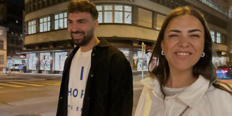 Sara e ka harruar Ledrin më shpejt se që kemi menduar, shfaqet në krahët e një burri tjetër