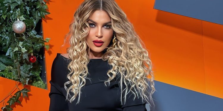 Kjo zonjë është nëna e Leonora Jakupit, i bën konkurrencë së bijes me fustanin që ka veshur