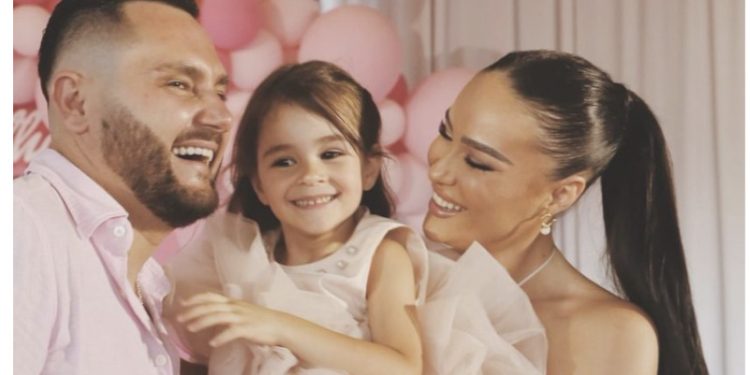 Xhensila dhe Amen kthehen në shtëpi, nuk do ta besoni pritjen që u bëjnë Ajka dhe Besi: Del video…