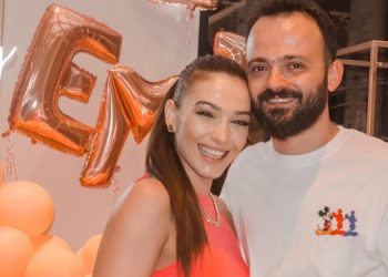 Derisa Jonida po prezantonte mbrëmë, ja çfarë po bënte bashkëshorti i saj