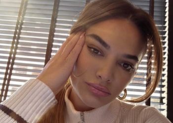 “Mos na çaj tr*pin”/ Moderatorja e njohur nuk ia kursen ndjekëses (FOTO)