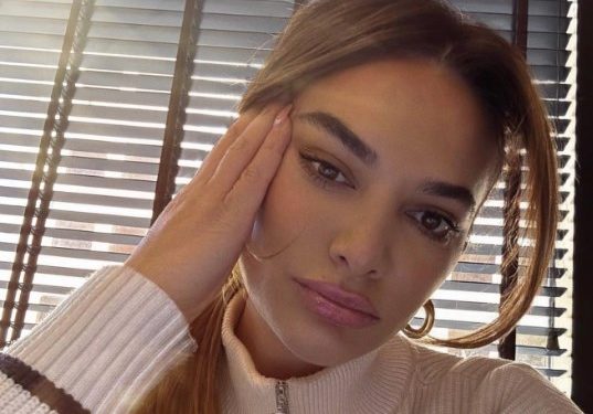 “Mos na çaj tr*pin”/ Moderatorja e njohur nuk ia kursen ndjekëses (FOTO)