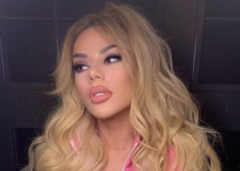 Kjo nuk pritej! Tayna shkon vetëm me të mbrendshme në koncert (VIDEO)