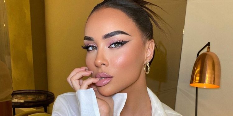 Xhensila Myrtezaj shfaqet në stadium pak ditë pas lindjes, me kë shoqërohej këngëtarja? Fotot dalin…