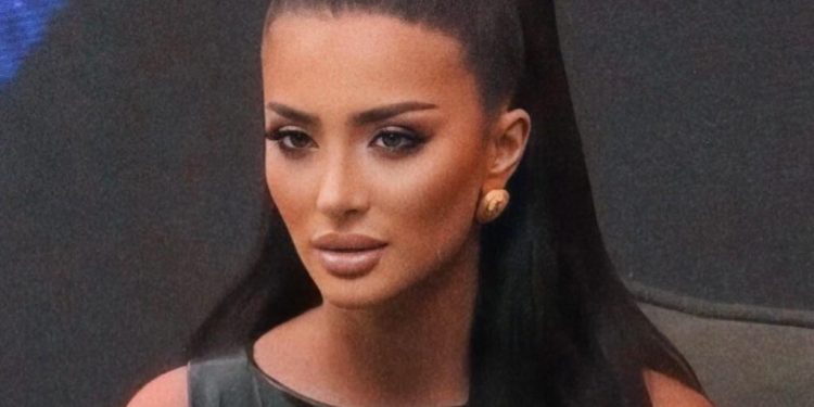 Ja si dukej Alba përpara operacioneve plastike (Foto)