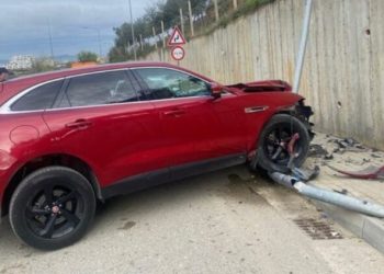 Moderatorja e njohur përfshihet në një aksident (FOTO)