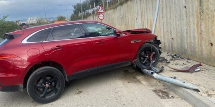 Moderatorja e njohur përfshihet në një aksident (FOTO)