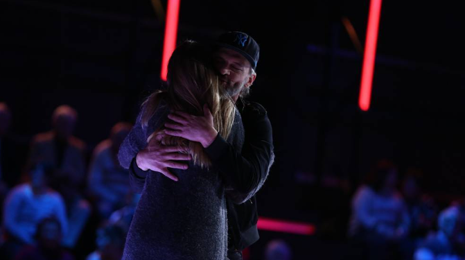 Këngëtari i njohur takohet me vajzën pas 30 vitesh, mes emocioneve tregon arsyen pse nëna e vajzës nuk e la t’a takonte kurrë (PREKËSE)