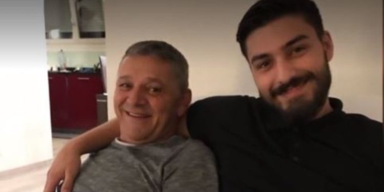 Azemi nuk ndal lotët, babai që e rrahu fizikisht që nga fëmijëria i vije në vizitë