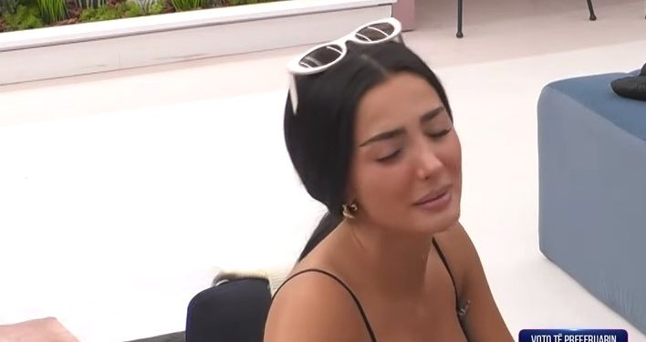 Është mbyllur në banjo dhe po qan? / Alba shfaqet në gjendje të rënduar