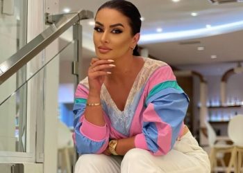 Shkurte Gashi e bën këtë veprim derisa vëllai i saj e drejton veturën