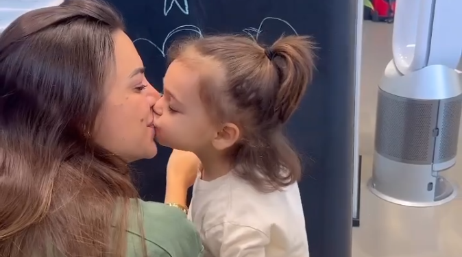 Sara Hoxha publikon foto me vajzën. Shikojeni sa është rritur e vogla e saj Poi