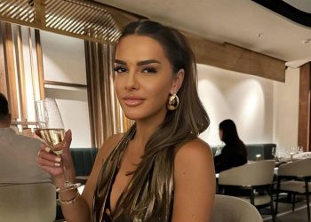 Ariana e Ermalit fotografohet në rrugë, kaq bukur dhe me stil është veshur ajo