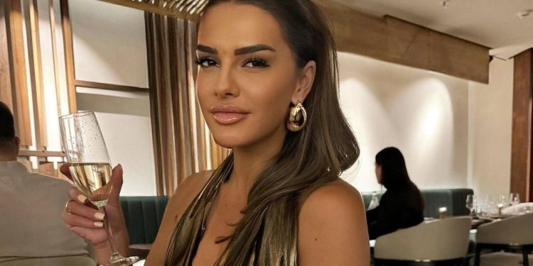 Ariana e Ermalit fotografohet në rrugë, kaq bukur dhe me stil është veshur ajo