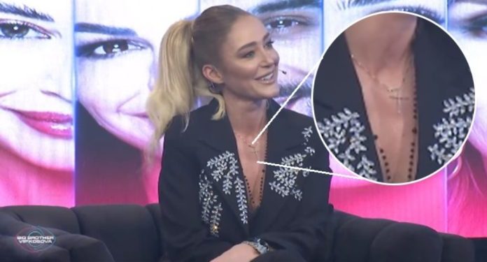 E kemi parë shpesh herë që e vendos kryqin, Anita tregon a e ka ndërruar fenë!