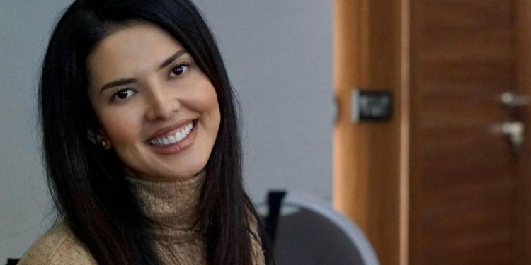 Agnesa Vuthajt i shkruan në ballë: Shtatëzëne