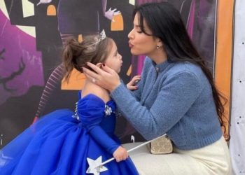 Eshtë ende kaq e vogël por Elita i bën grim të ‘rëndë’ vajzës së saj