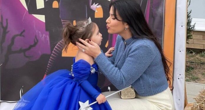 Eshtë ende kaq e vogël por Elita i bën grim të ‘rëndë’ vajzës së saj