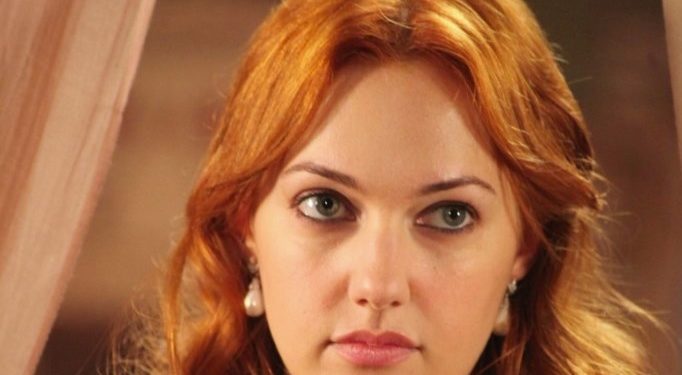 Ju kujtohet “Sulltanesha Hyrrem”? Aktorja sot thuajse nuk njihet nga ndërhyrjet në fytyrë (Video)